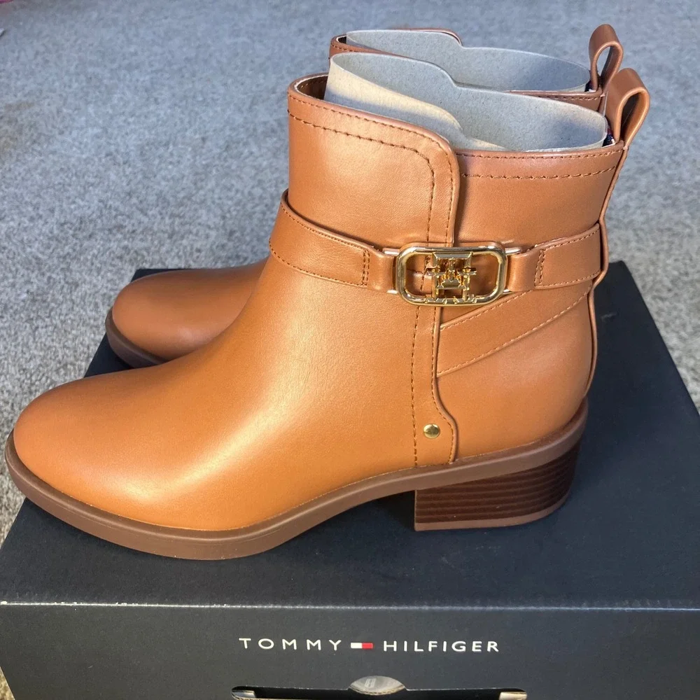 Tommy Hilfiger Ivaide Ankle Boots Tan Gold Buckle Side Zip 5.5 M NIB Orig $129 - Picture 4 of 14